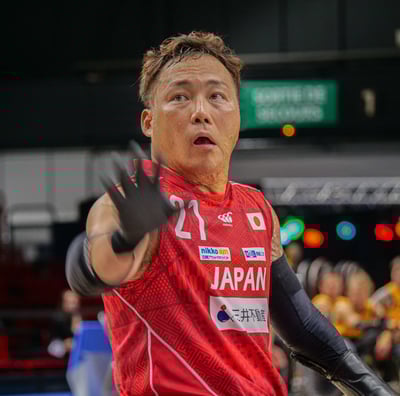 Joueur du Japon qui fait un signe de la mains pour demander la balle