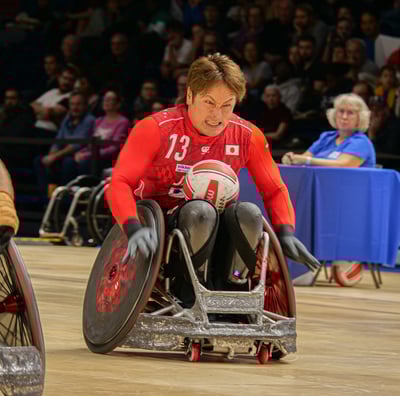 Joueur du japon qui sprint avec le ballon