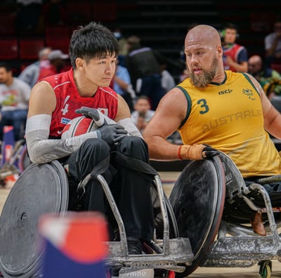 Joueurs japonais et canadiens qui se disputent le ballon