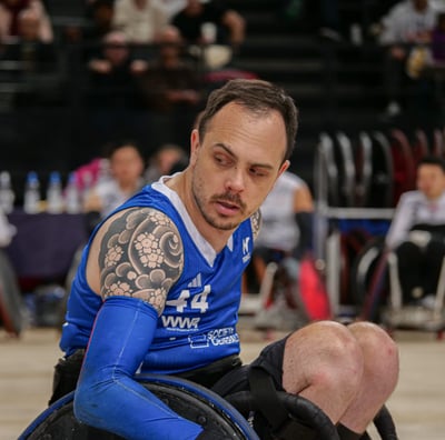 Portrait d'un joueur de l'équipe de France concentré