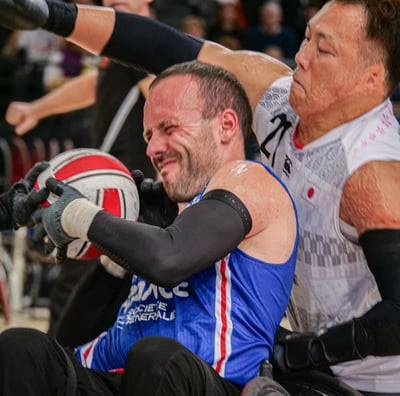 Joueur du Japon et de la France qui se battent pour le ballon