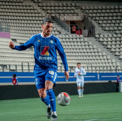 Défenseur de Versailles qui contrôle le ballon