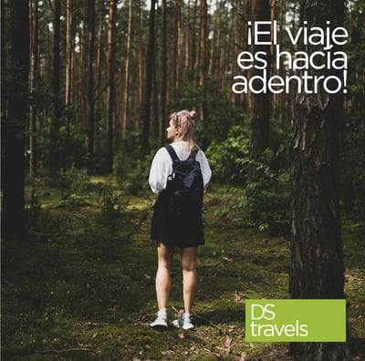 chica rubia con mochila en bosque, viaje