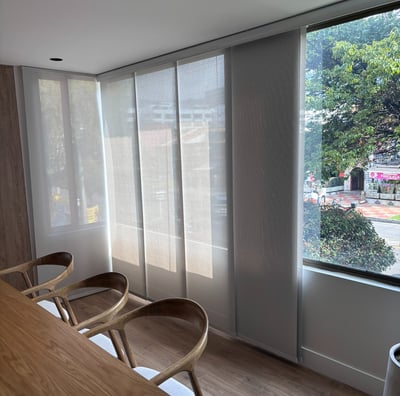 "Paneles japoneses elegantes y modernos, ideales para dividir espacios y controlar la luz con estilo