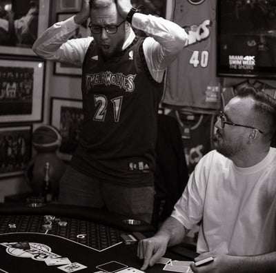 Žaidėjai prie profesionalaus pokerio stalo