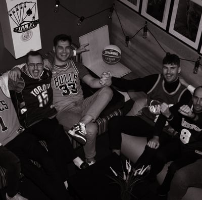 Bendra nuotrauka su krepšinio marškinėliais - privaloma švenčiant Chill Room Vilnius