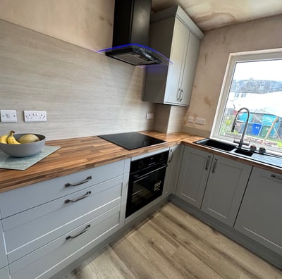Kitchen with shaker doors in grey with solid wood worktops