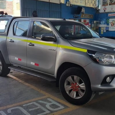 una camioneta plateada estacionada en un taller