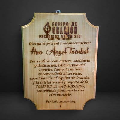 Reconocimiento de madera grabado para Ángel Tucubal por su servicio al Equipo de Oración.