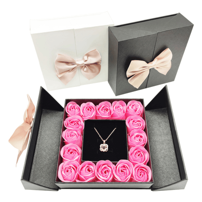 Coffret noir avec roses et bijou