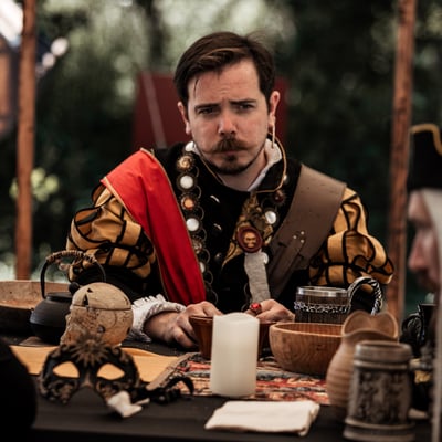 Homme en tenue noir et jaune lansquenaise avec une sublime moustache
