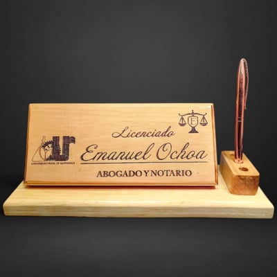 Placa de escritorio personalizada en madera para abogado Emanuel Ochoa, con soporte para bolígrafo.