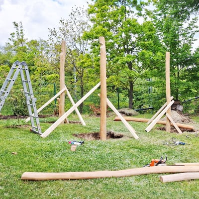 unsere Tischlerei montiert einen Holzspielplatz