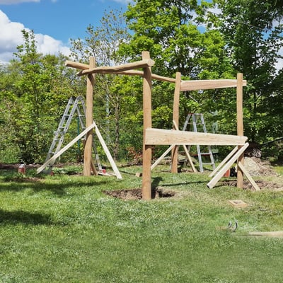ein Klettergerüst aus Holz entsteht