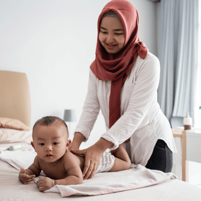 mère reproduisant les gestes appris atelier massage bébé