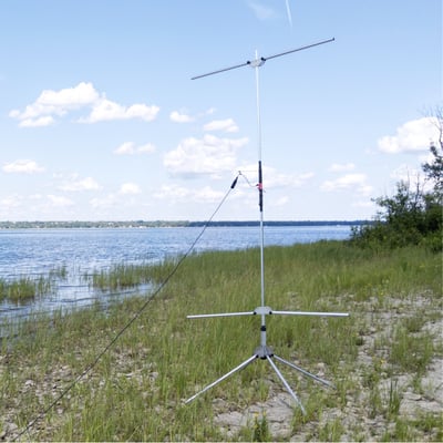 Pro Antennas I-Pro Traveller HF antenna set up at a customer location next to a lake