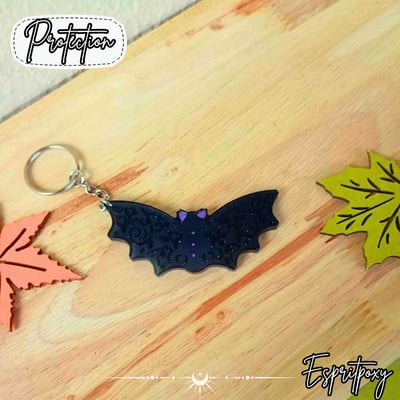 Chauve souris noire et violette