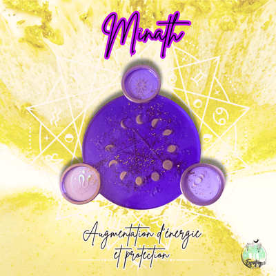 stèle rituelle violette et dorée avec pentacle et bougeoirs