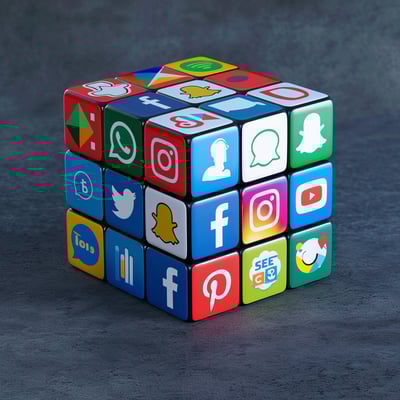 alt="UN CUBO DE RUBIK CON IMÁGENES SOCIALES DE IA LAB STUDIOS">