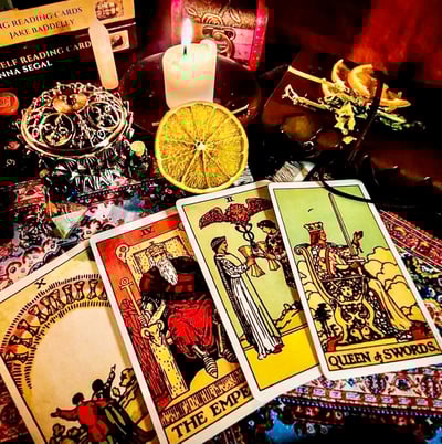 tarort cards and candle