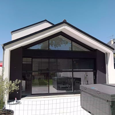 Maison moderne avec portes et fenêtres en aluminium, mettant en valeur la menuiserie extérieure