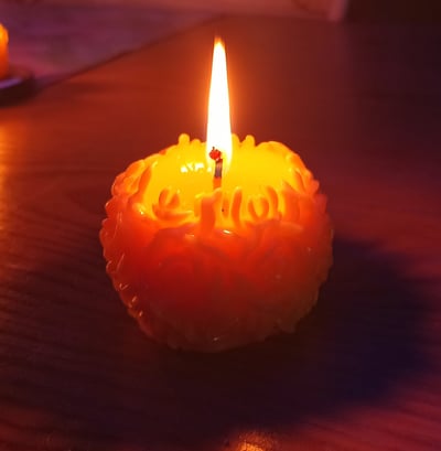 a candle lite up in the dark