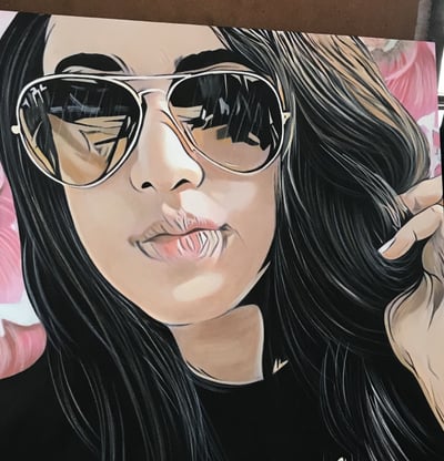 Rosto de mulher em estilo pop-art, com uma mistura de padrões e texturas