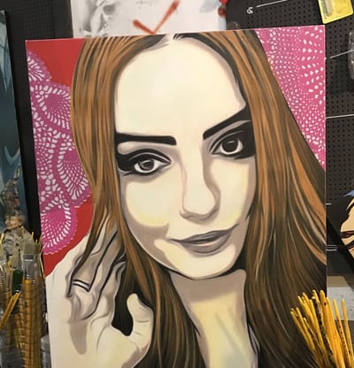 Rosto de mulher em estilo pop-art, cores e texturas em tinta acrílica sobe tela