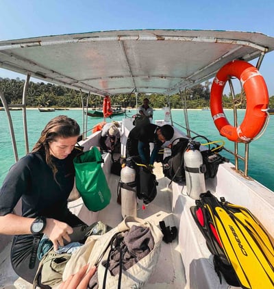 Equipements de plongée et plongeurs dans le bateau à Havelock, dans les îles Andaman et Nicobar.