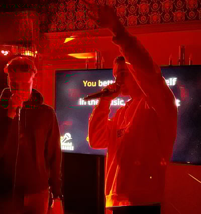 Karaoke pramoga iš arti