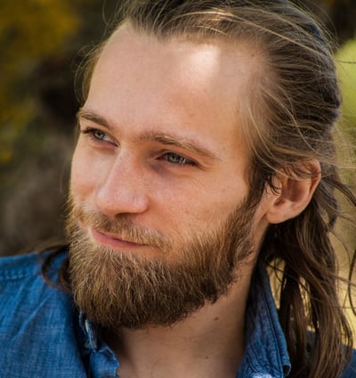 portrait d'un homme en gros plan au sourire complice ravageur