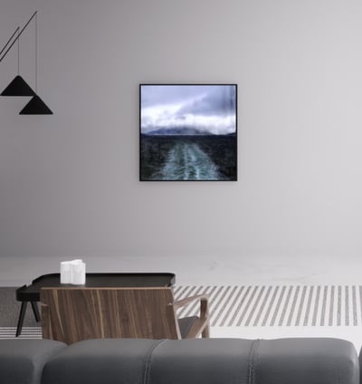 quadro da paisagem numa sala com tapete listrado
