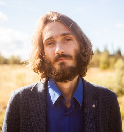 portrait du visage d'un homme barbu baigné dans le soleil