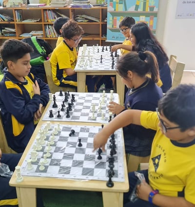 Clases de ajedrez escolar en el colegio los pensamioentos de San bernardo