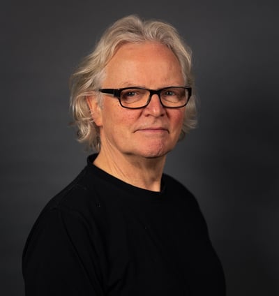 Gerhard Rohlfs, ein Mann mit Brille vor einem Grauen Hintergrund, Portrait