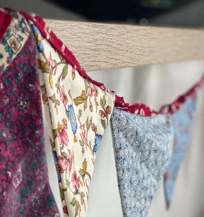 guirlande de fanions en tissu ruban rouge