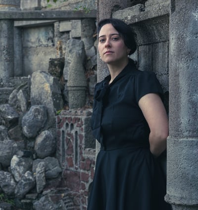 portrait en plan américain d'une belle femme dans un décor de château en ruines