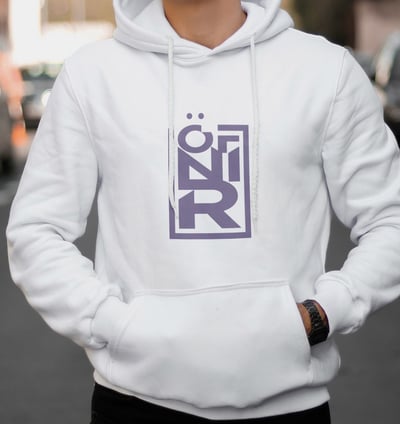 Modelo usando jaqueta com identidade visual da marca estampada no peito.
