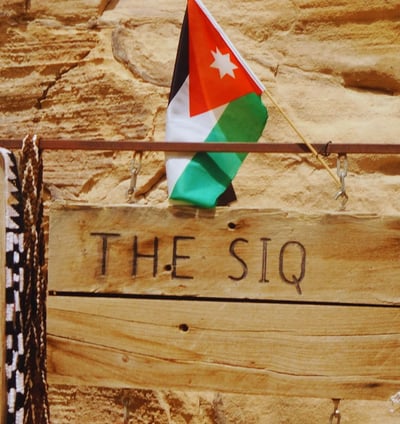 Foto da entrada no Siq, em Petra.