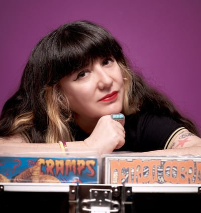 Meow Dj y su maleta de discos en 7"