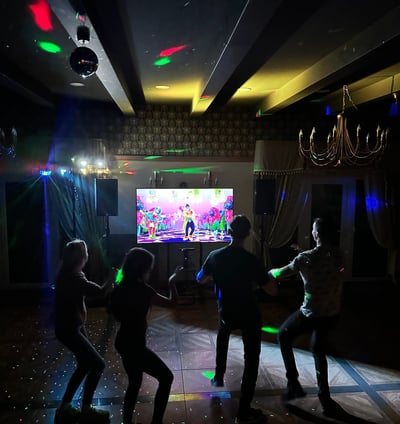 Just dance pramoga - dalyviai šoka pagal muzika