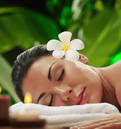 mulher de olhos fechados relaxando
