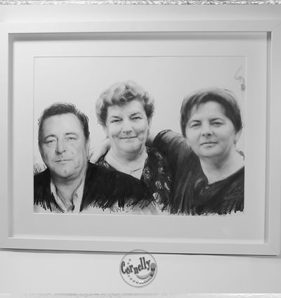 Umjetnički portret obitelji izrađen u tehnici crteža olovkom