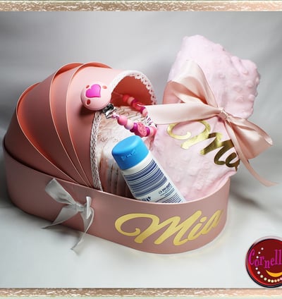 Unikatna poklon kolijevka za bebu s personaliziranim detaljima