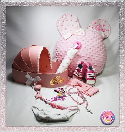 Elegantna poklon kolijevka s baby tenisicama i grickom