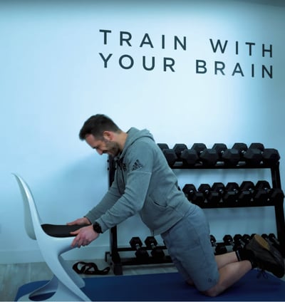 Borstspieren trainen met behulp van Youtube video