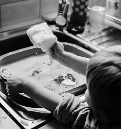 enfants qui fait sa vaisselle