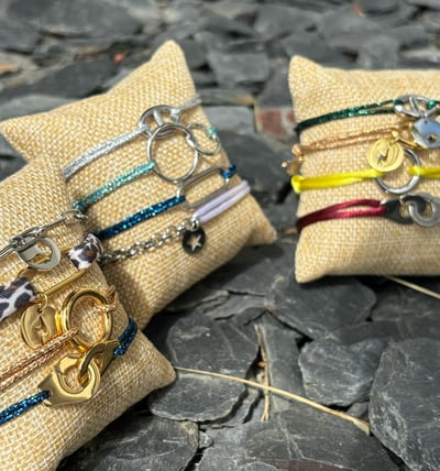 Bracelets cordons et joncs argentés et dorés