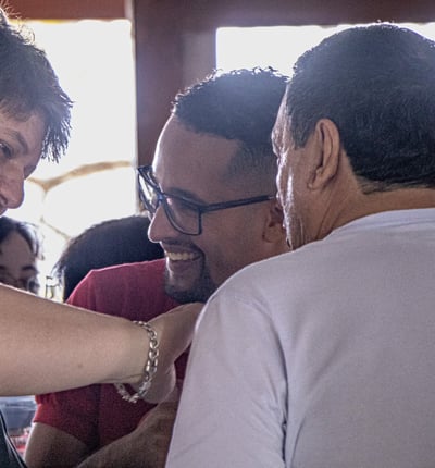 Foto do William rindo junto a amigos 