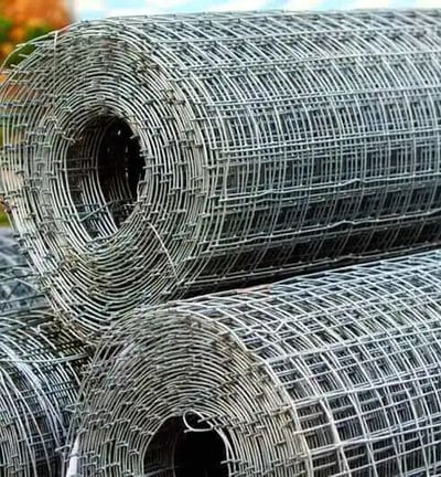 La malla electrosoldada es un material indispensable dentro de los procesos constructivos debido a que funciona como un acero